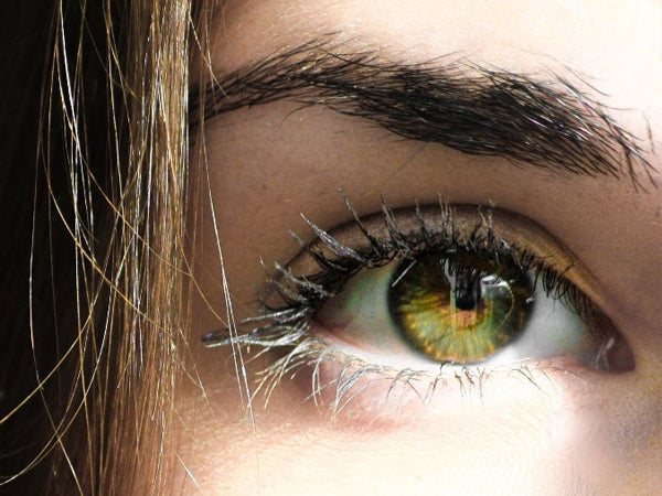 Øyevipper og bryn trenger pleie etter å bli tørket ut av mascara. For at vipper og bryn skal vokse seg naturlig lange trenger de olje, vitaminer og næring. Prøv et trygt vippeserum, et trygt brynserum.